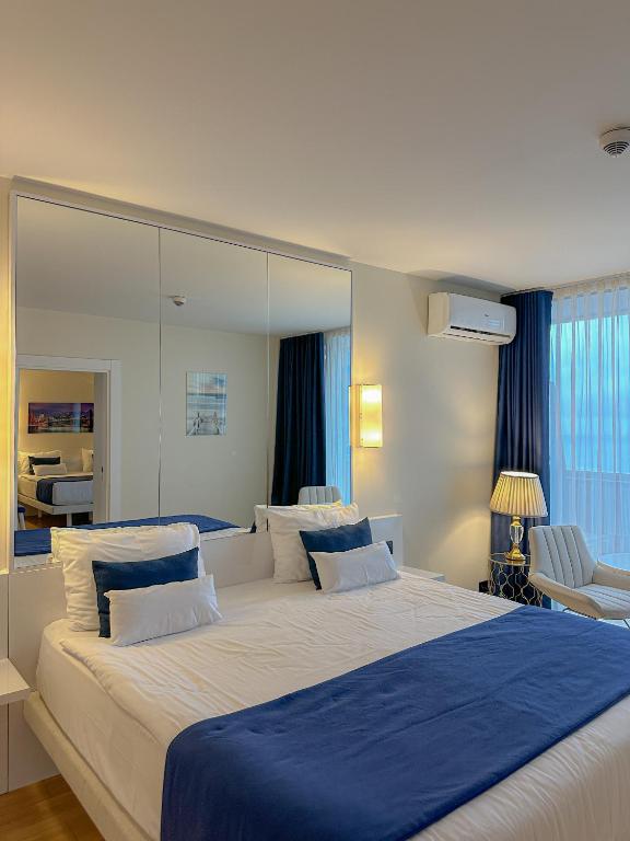 Postel nebo postele na pokoji v ubytování Luxury Batumi Hotel