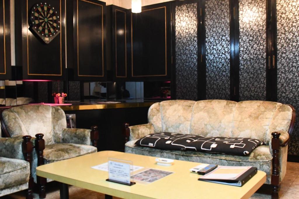 un salon avec un canapé et une table dans l'établissement Sasebo - Cottage - Vacation STAY 56014v, à Sasebo