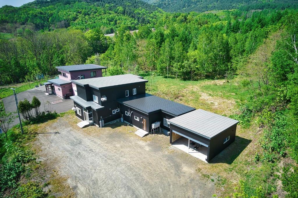 eine Luftansicht eines Hauses auf einem Hügel in der Unterkunft THE LANDMARK - Vacation STAY 90827v in Furano