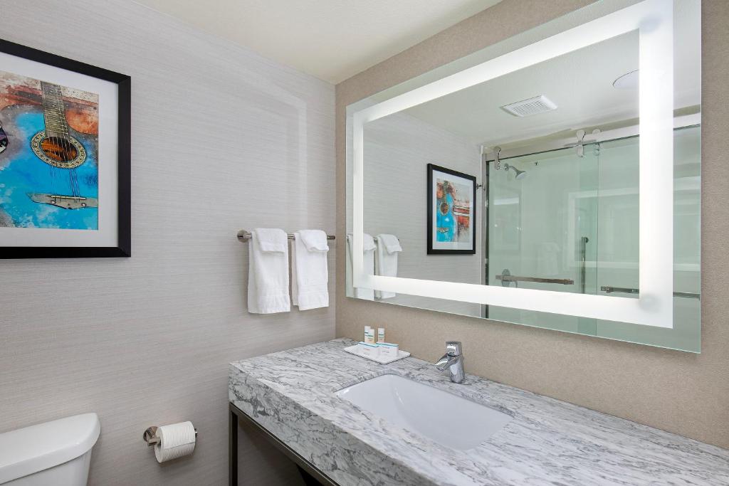 Nash Haus Hotel - Deluxe King Room