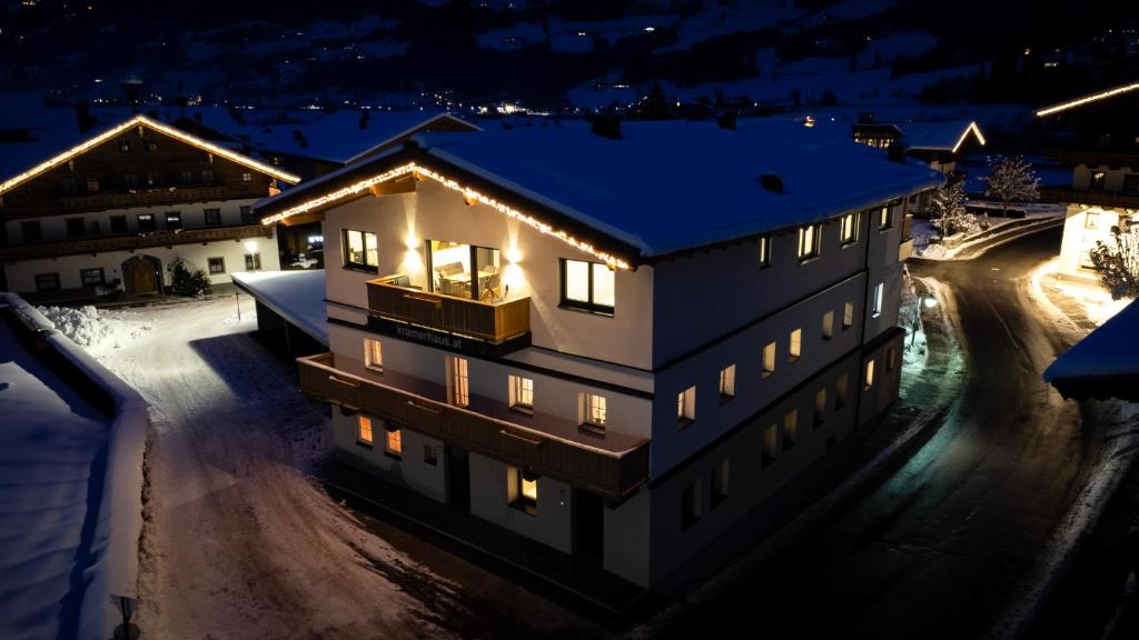 ein Haus in der Nacht mit eingeschaltetem Licht in der Unterkunft Appartement Kramerhaus in Hollersbach im Pinzgau