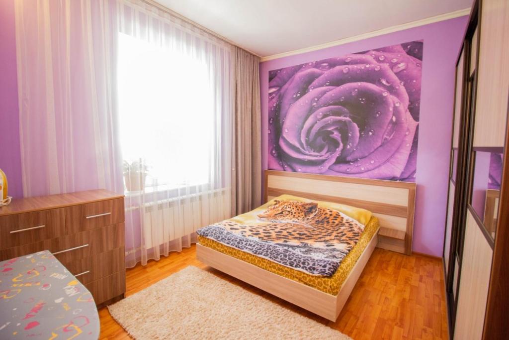 Tempat tidur dalam kamar di Квартира посуточно Талдыкорган