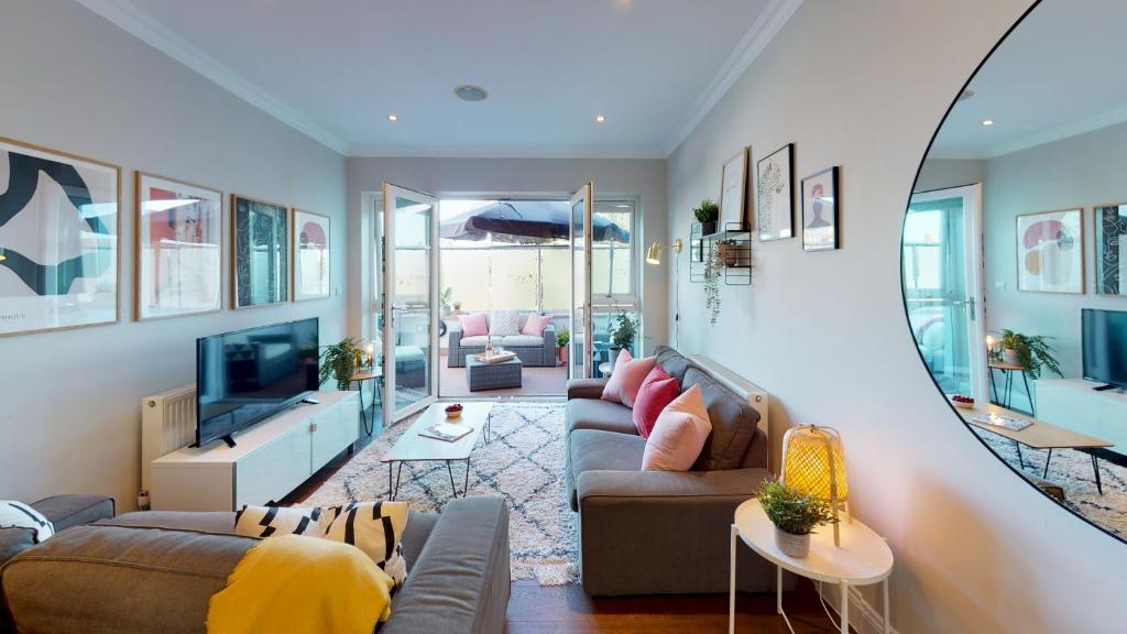 un soggiorno con divano e TV di Madison Hill - White Hill House 4 - 2 bedroom flat a Londra