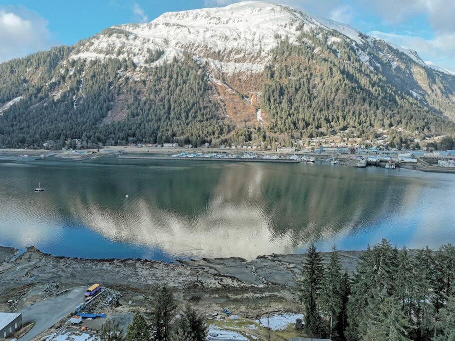 uma montanha refletindo em um lago com neve sobre ele em Ocean and Mountain View Home, near Downtown Juneau em Juneau