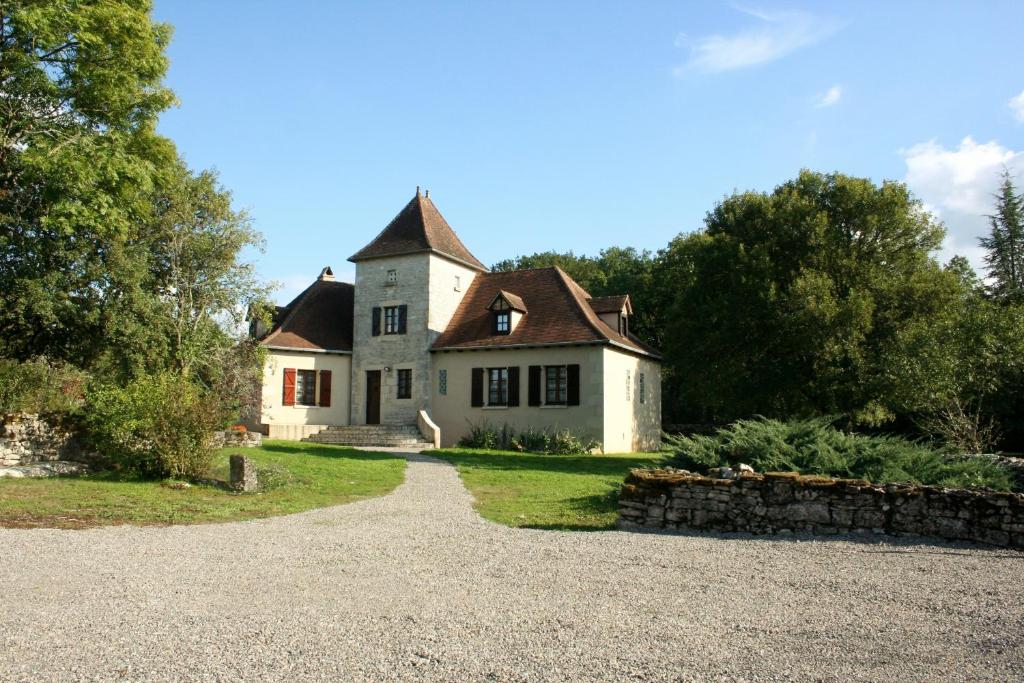 Casa blanca grande con entrada de piedra en Andraud en Issendolus