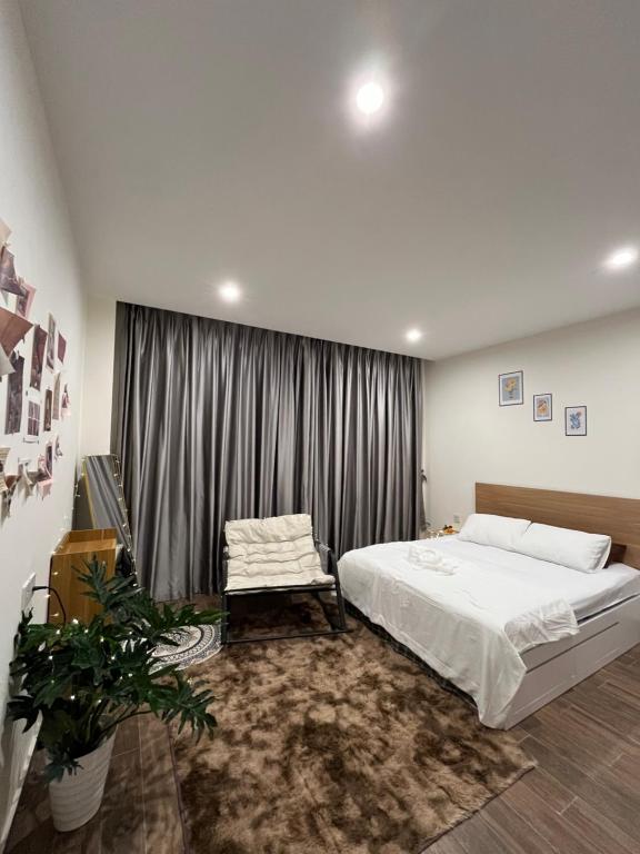 um quarto com uma cama grande e uma janela em Ocean Park 2 - Biệt Thự 2 Tầng em Hòa Bình