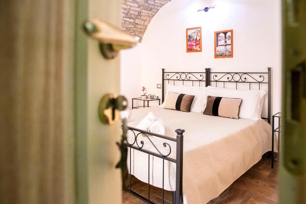 ボーザにあるLa Torre del Pozzo Guest Houseのベッドルーム1室(白いシーツと枕のベッド1台付)