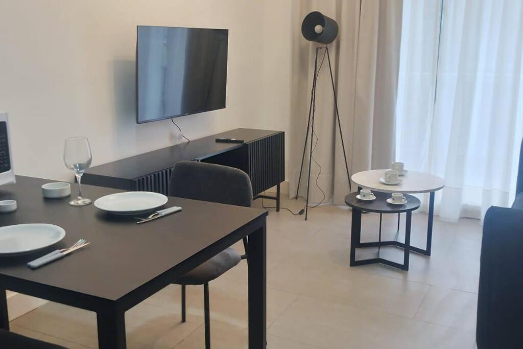 een woonkamer met een tafel en een televisie bij Alojamiento de lujo! G&A Rent! (101) in Ezeiza