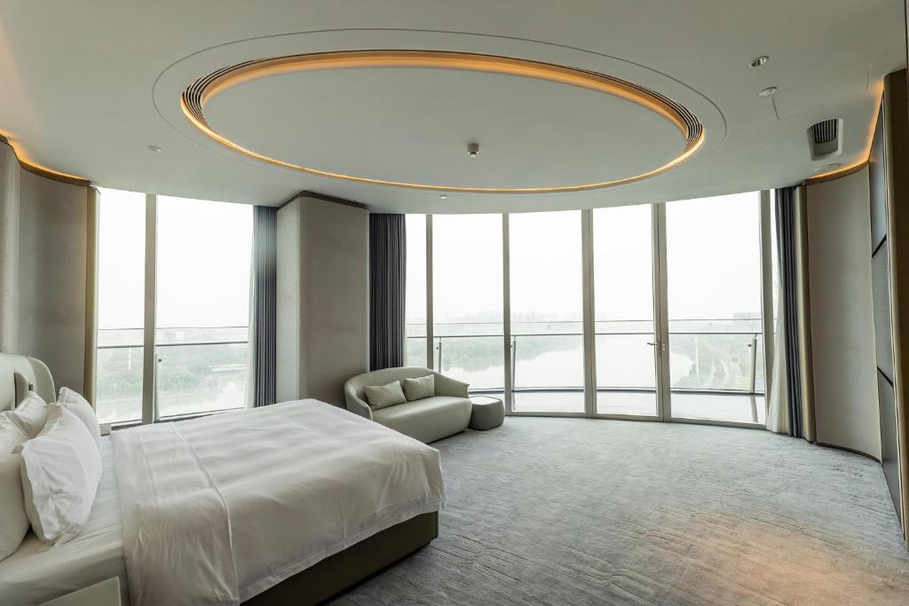 Postel nebo postele na pokoji v ubytování Vignette Collection The Xanadu Guangzhou, an IHG Hotel