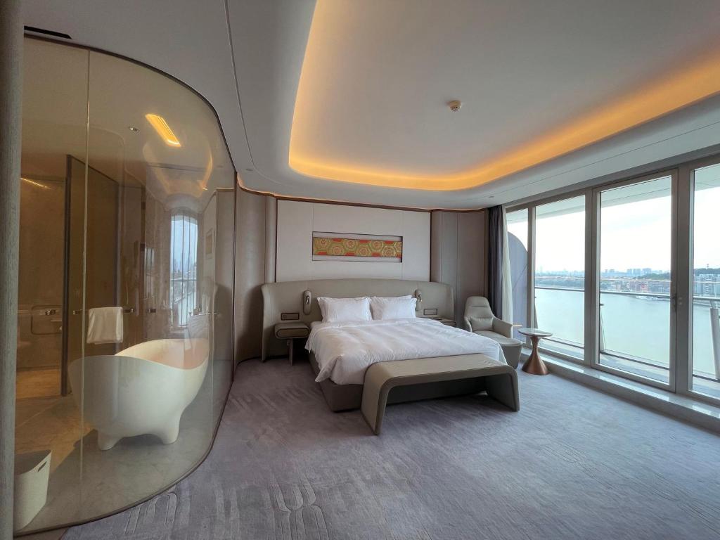 Postel nebo postele na pokoji v ubytování Vignette Collection The Xanadu Guangzhou, an IHG Hotel