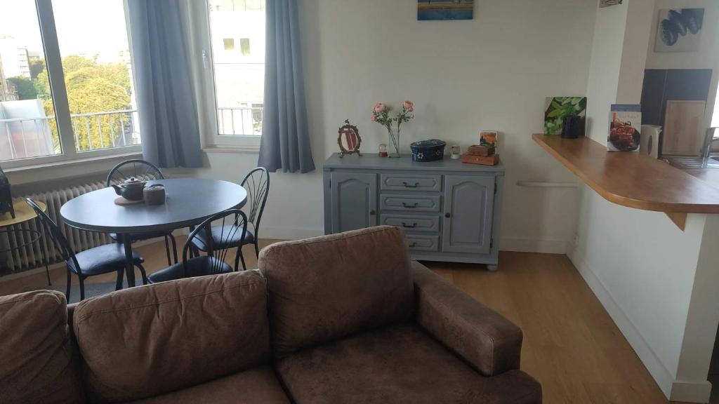 sala de estar con sofá y mesa en One bedroom apartement with balcony and wifi at Etterbeek en Bruselas