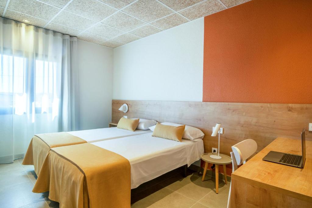 Postel nebo postele na pokoji v ubytování Hostal Barris