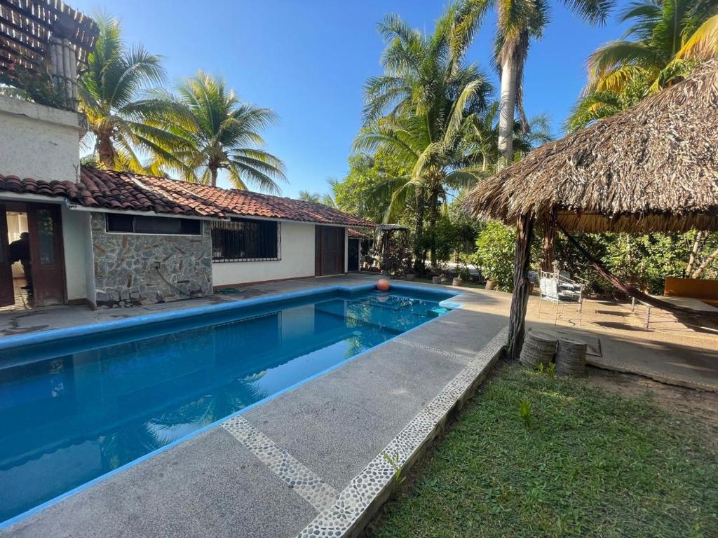 Villa Las Garzas في اكستابا: مسبح امام بيت