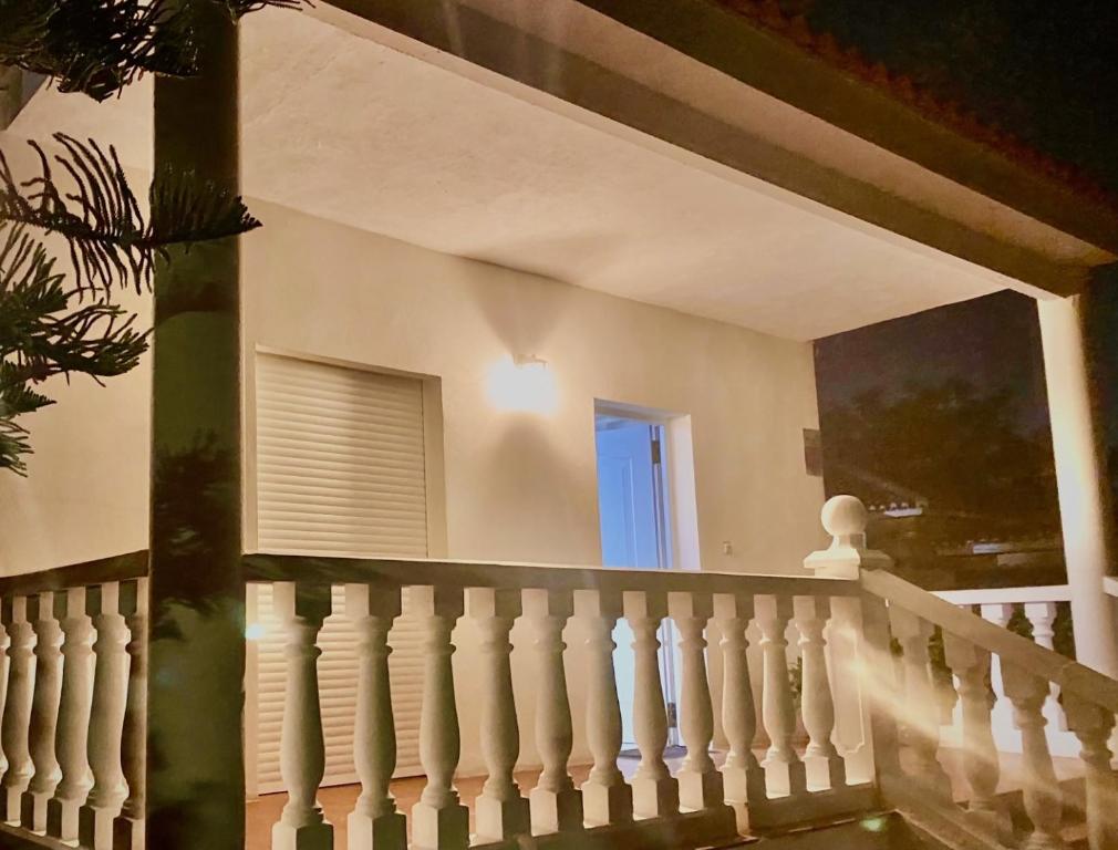 una barandilla blanca en una casa con ventana en Casa Las Emilias en La Cañada, en Partida de La Cañada