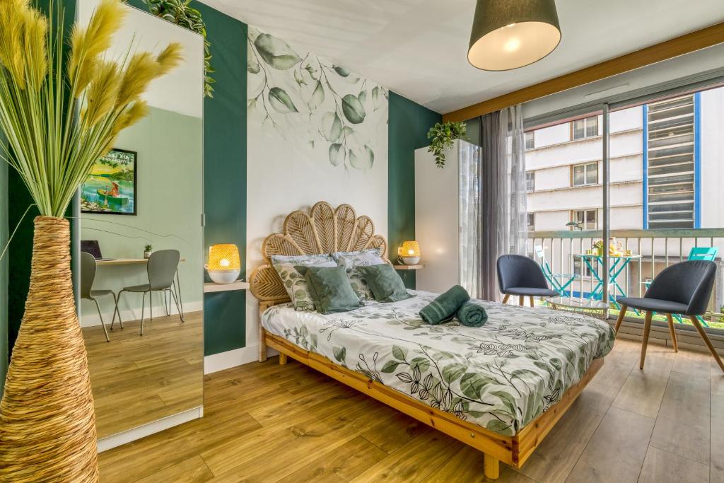 um quarto com uma cama e uma sala de jantar em Studio Victoria em Aix-les-Bains