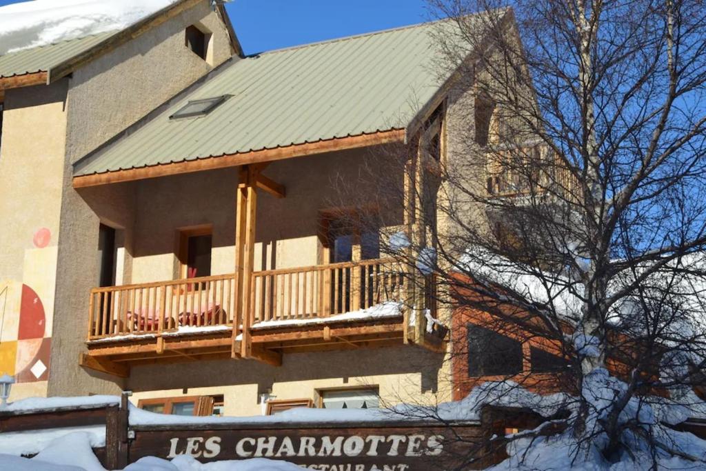 ネヴァッシュにあるLe Balcon des Charmottes your eco-friendly accommodation in Névacheの側面にデッキがある建物