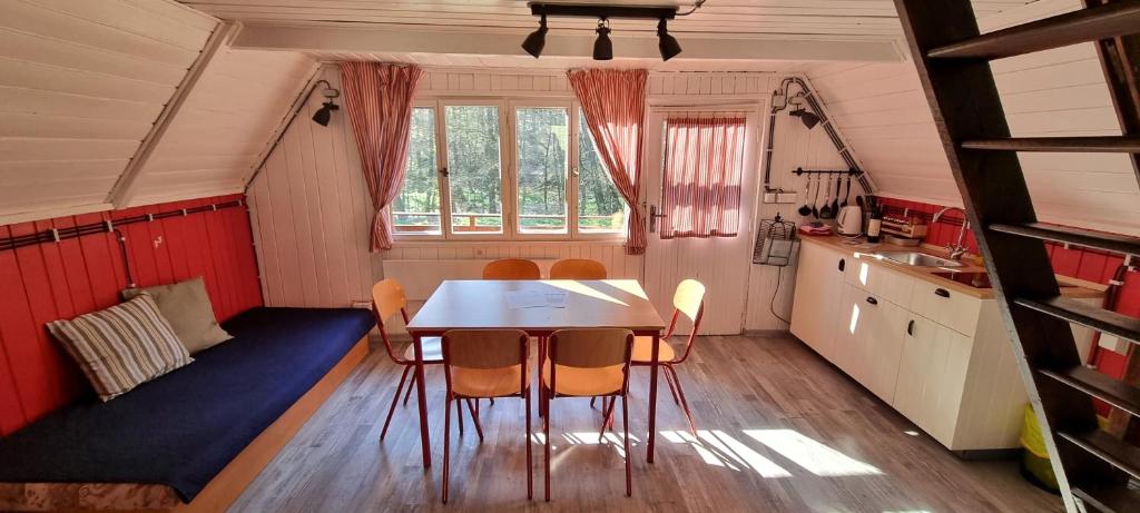 Záruby Resort في سمولينايس: مطبخ مع طاولة وكراسي في غرفة
