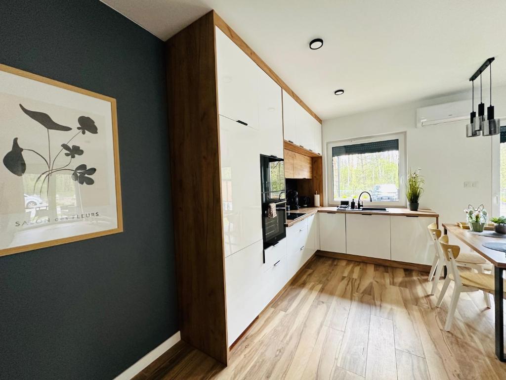 A cozinha ou cozinha compacta de Apartamenty Dębowa 1 PRIV OGRÓD Z MIEJSCEM NA ROWERY