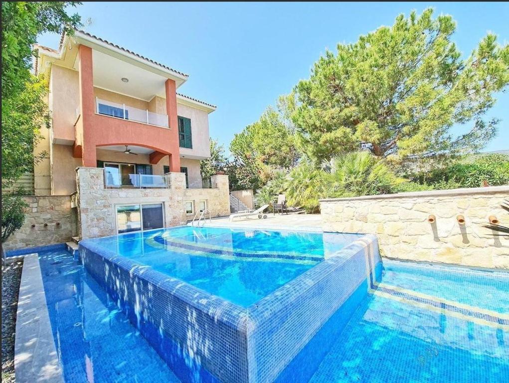 ein großer Pool vor einem Haus in der Unterkunft Amorosa Beach Villa 6 in Neo Chorio