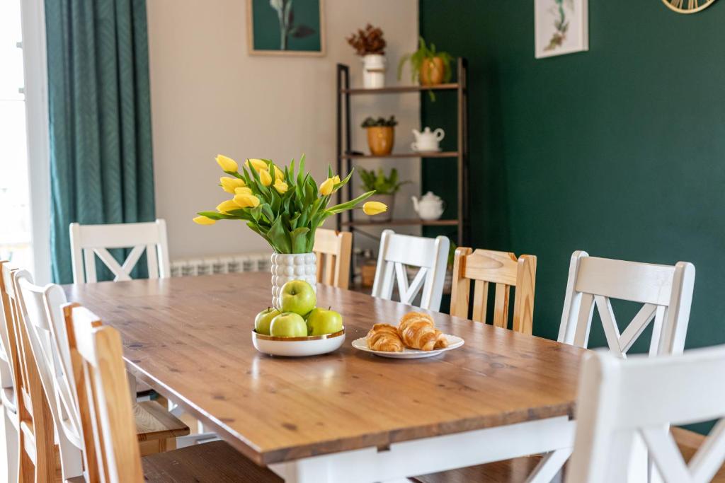 drewniany stół z dwoma miskami owoców i chleba w obiekcie Gościniec Laworta w mieście Ustrzyki Dolne