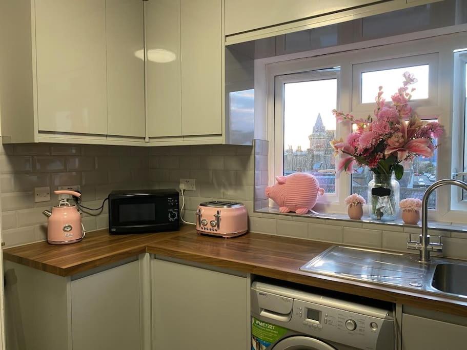 Kuchyň nebo kuchyňský kout v ubytování Brighton NEW Apartment FREE PARKING sleeps 6