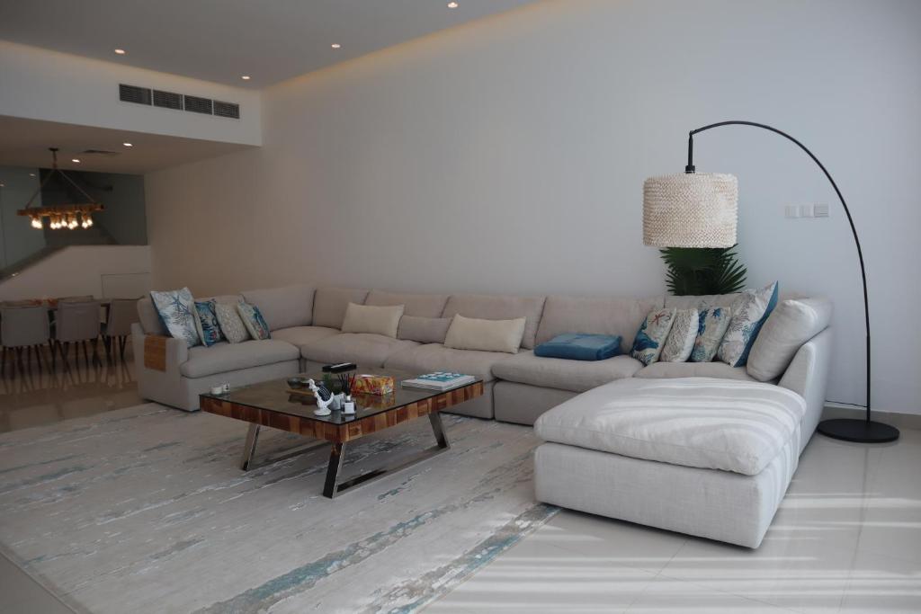Posezení v ubytování The Coral Villa with marina access, free ka yak and private pool - Al Dana Island Fujairah