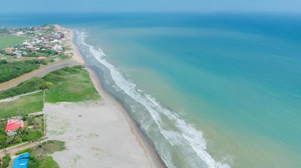 an aerial view of a beach and the ocean at AzulRest Casa de Verano in Juan de Acosta