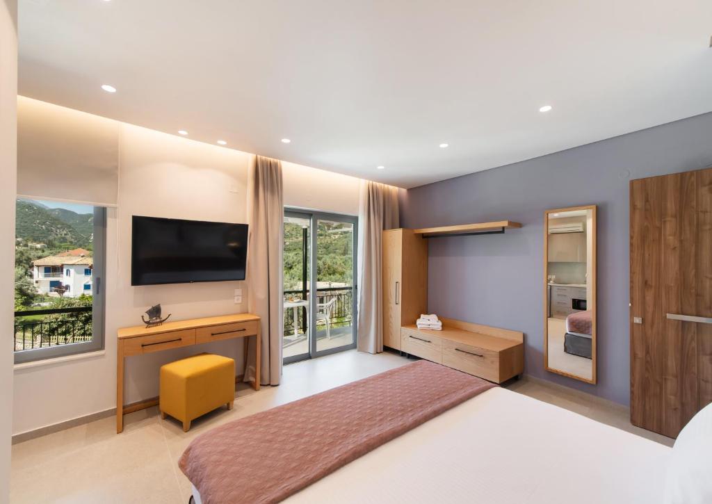 una camera con letto e TV a parete di Niriton Residence Brand new Nydri Suites a Nydri