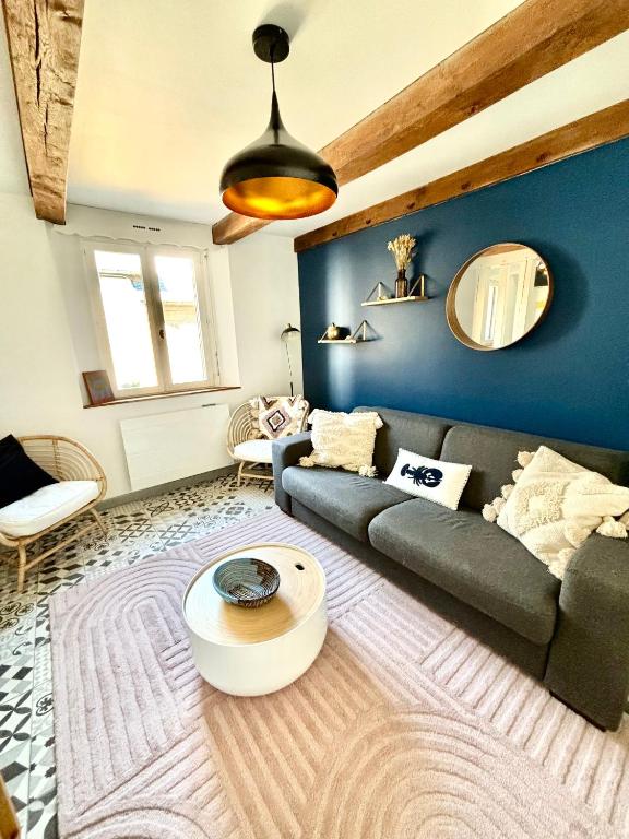 un salon avec un canapé et une table dans l'établissement La Petite Ardoise - Maison au calme pour 4 pers, à Honfleur