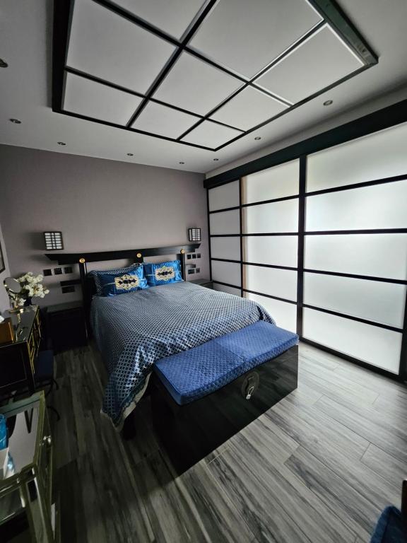 1 dormitorio con 1 cama grande y edredón azul en Tower Guest House, en York