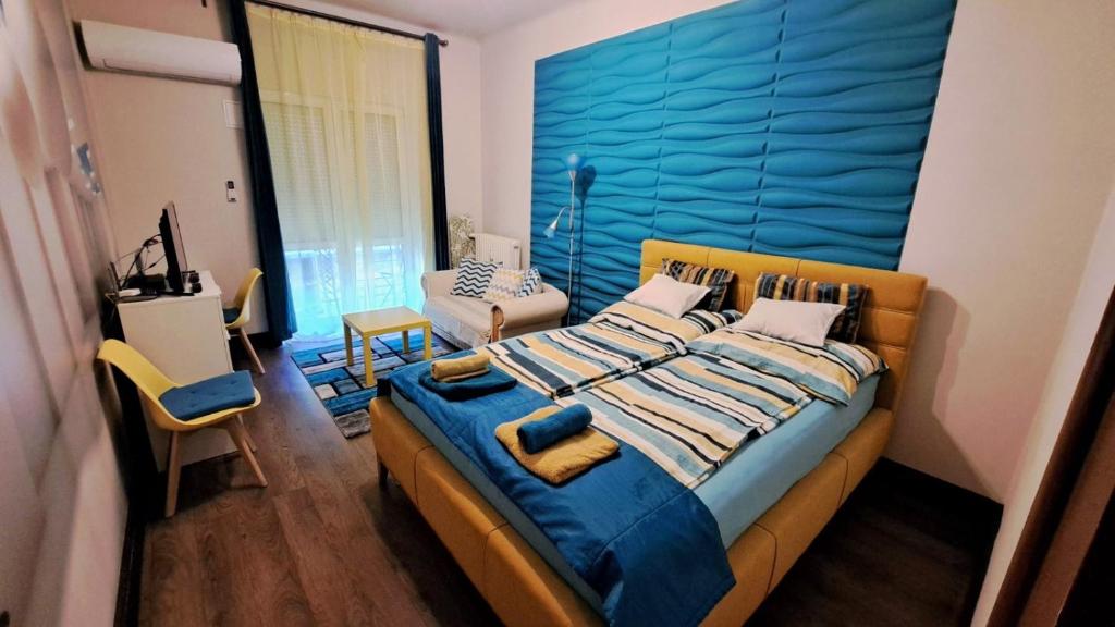 1 dormitorio con 1 cama grande y cabecero azul en Vilmos-Lak, en Budapest