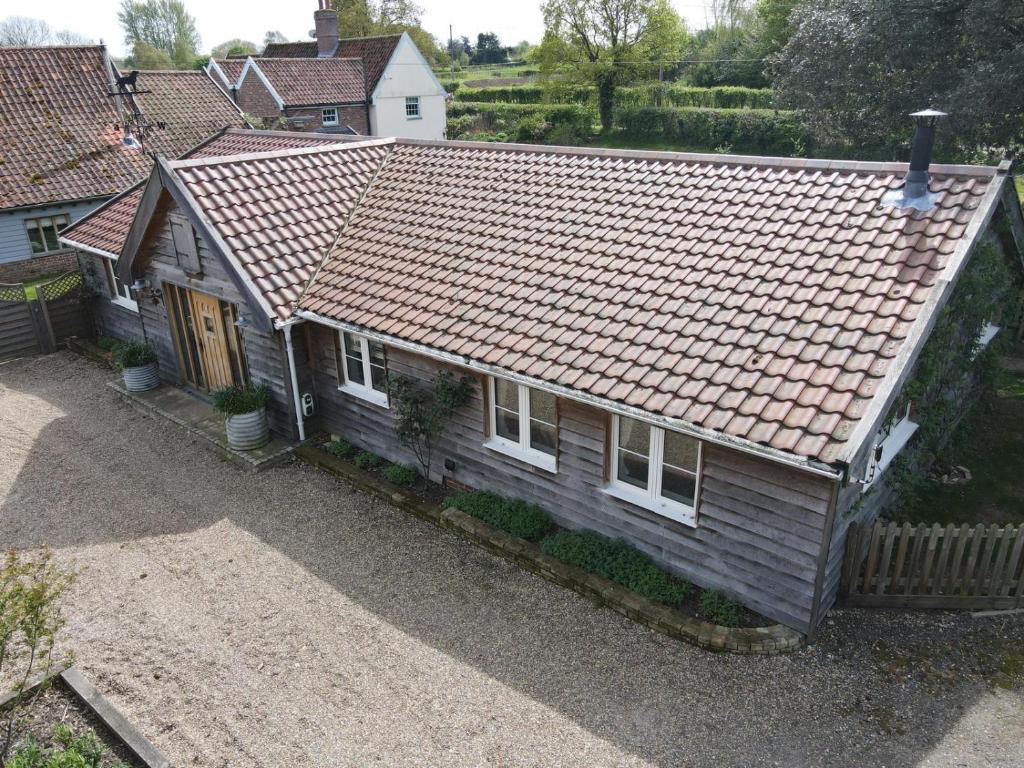 una vista aérea de una casa con techo rojo en A family and dog friendly haven, The Hayloft., en Saxmundham
