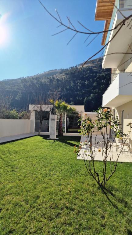 Vista generica sulle montagne o vista sulle montagne dall'interno della villa
