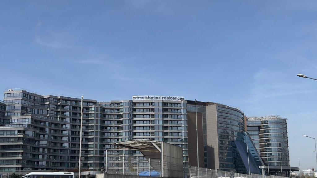 イスタンブールにあるLuxury Hotel Concept Apartmentの看板が立つ大きな建物