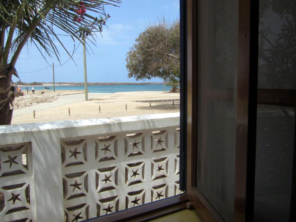 una ventana con vistas a la playa en Villa do Mar Calheta en Calheta
