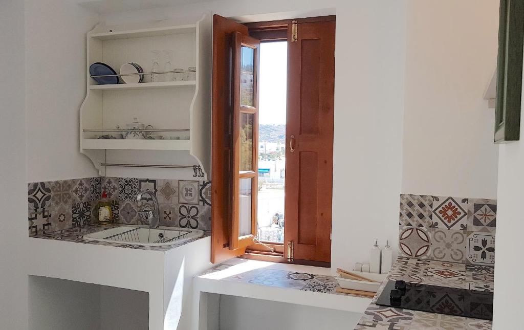 Kuchyň nebo kuchyňský kout v ubytování Villa Patmos Netia - Location Xoxlakas