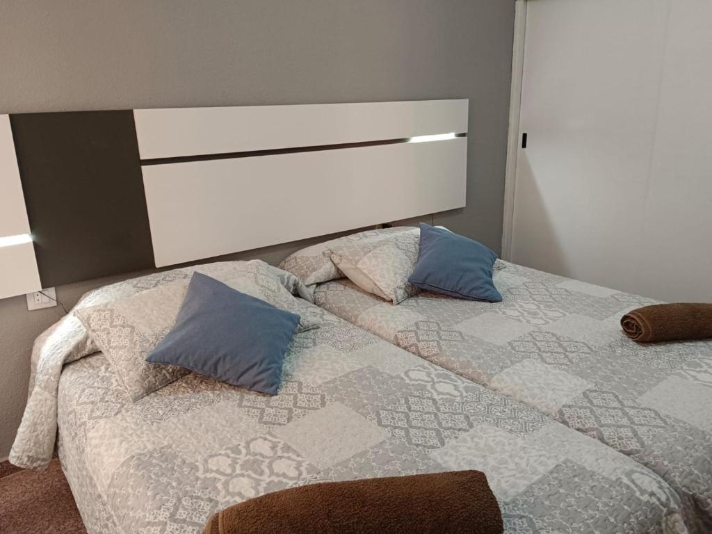 1 dormitorio con 1 cama con 2 almohadas en Apartamento piscina Santa Pola, en Santa Pola