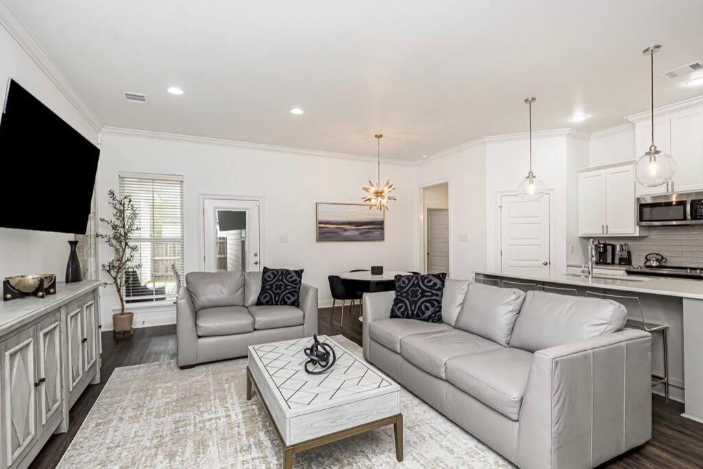 a white living room with a couch and a table at NEW 3 BD/2.5BA Townhouse by LSU in Baton Rouge