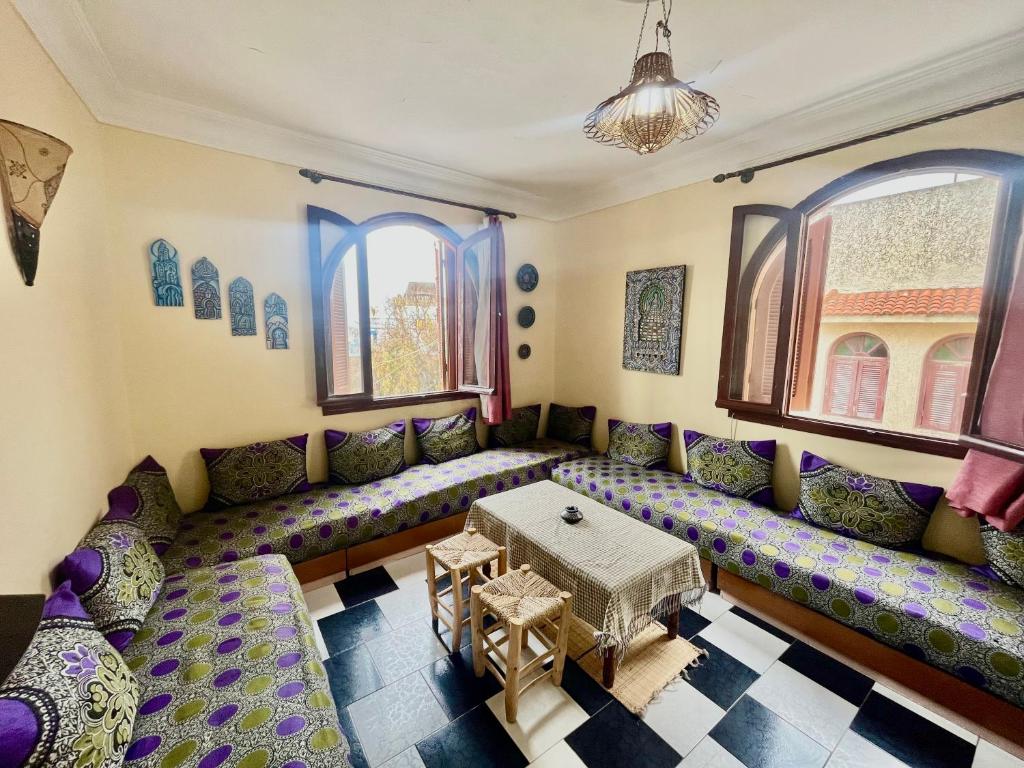 sala de estar con sofá y mesa en soleado apartamento al lado de la preciosa medina , a 3 minutos de la playa andando II en Asilah