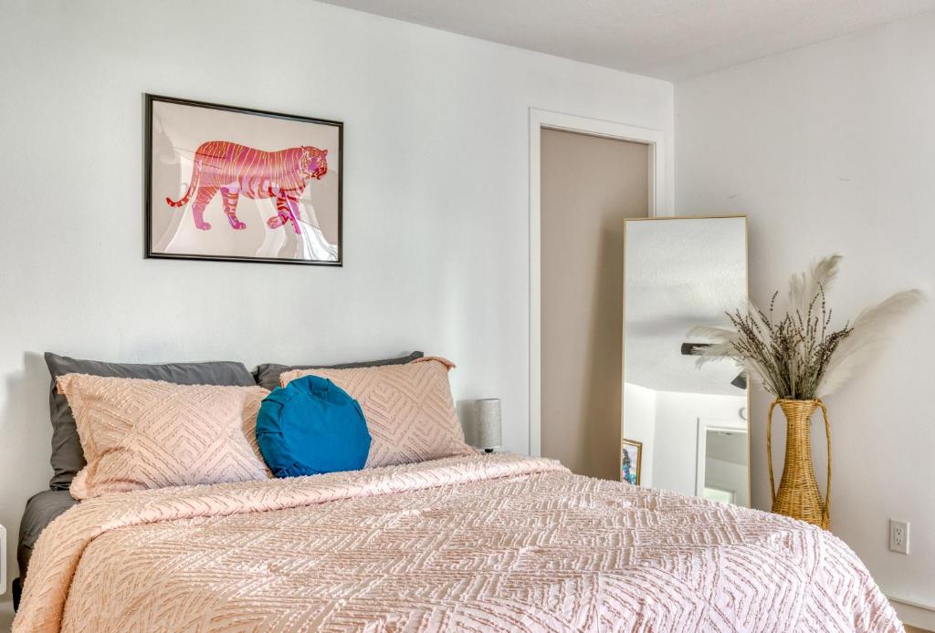 1 dormitorio con 1 cama con manta rosa en The Pink Door, en West Linn