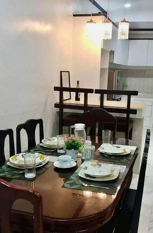 ห้องอาหารหรือที่รับประทานอาหารของ Davao Transient House 1