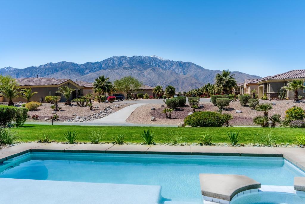 una piscina frente a una casa con montaña en Vista Oasis Retreat, en Cathedral City