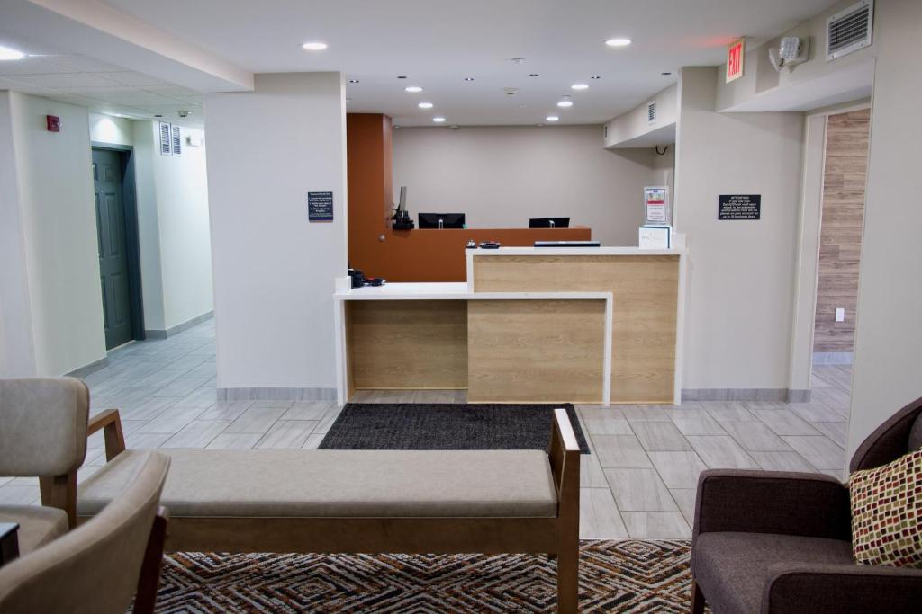 um lobby de um hospital com uma sala de espera em Candlewood Suites Harrisonburg, an IHG Hotel em Harrisonburg
