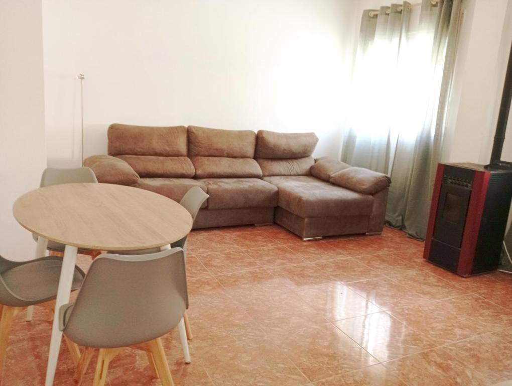 una sala de estar con un sofá y una mesa en AMPLIO, LUMINOSO Y MODERNO II, en Calasparra