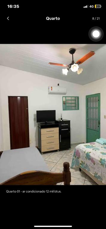 1 dormitorio con 1 cama, vestidor y ventilador de techo en Casa - Família Hassan, en Corumbá