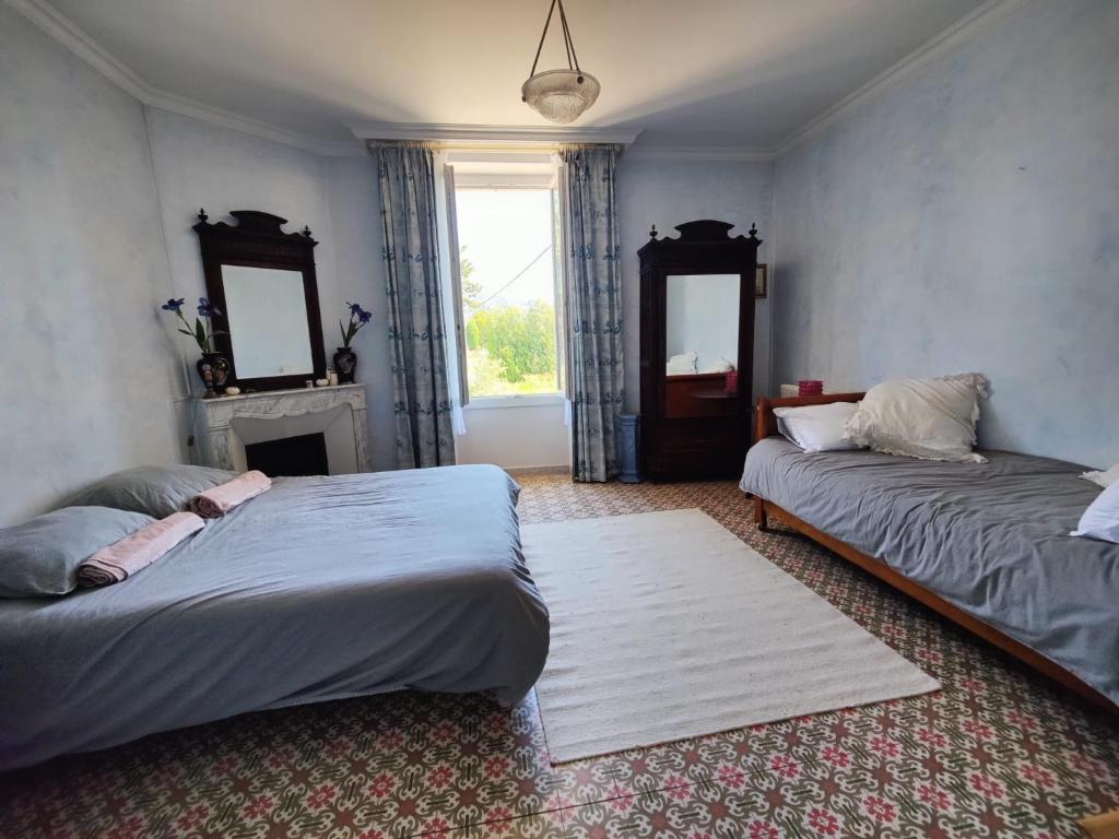 Katil atau katil-katil dalam bilik di Chambre 3 personnes avec salle de bain dans mas du Lubéron