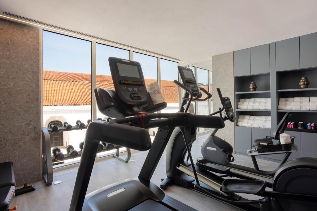 una palestra con due tapis roulant e tapis roulant di Convent Square Lisbon, Vignette Collection by IHG a Lisbona