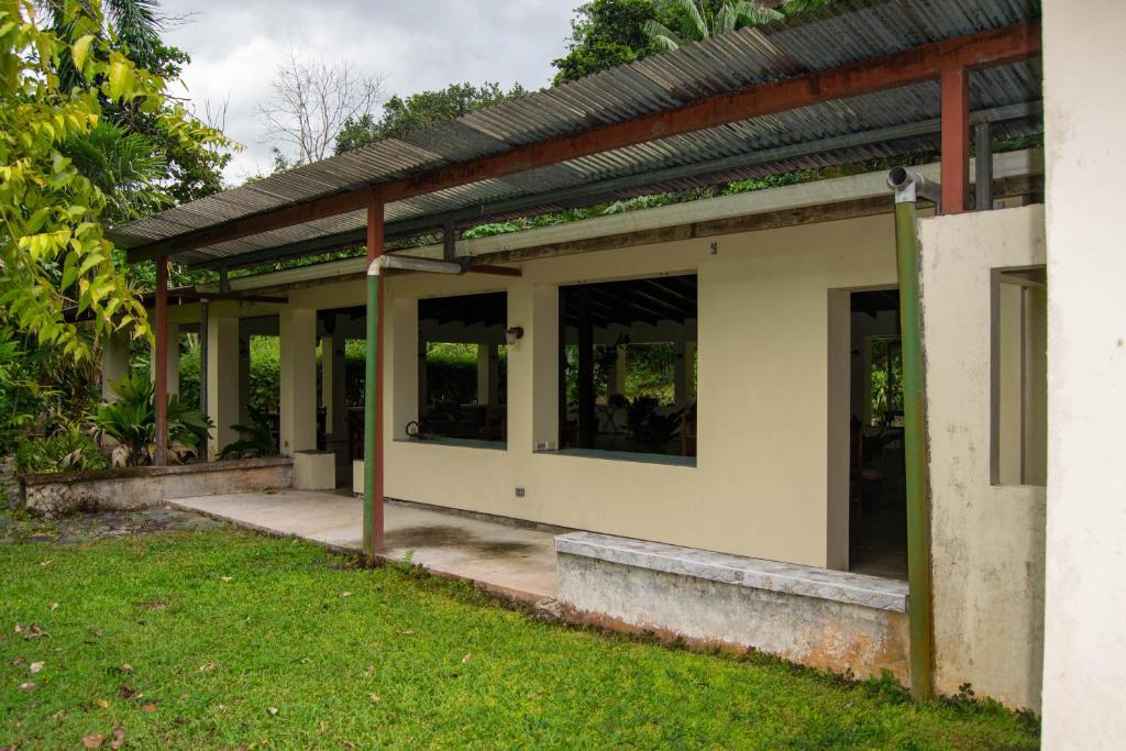 une terrasse couverte d'une maison avec de l'herbe dans l'établissement Ventanas Rio, à Carate