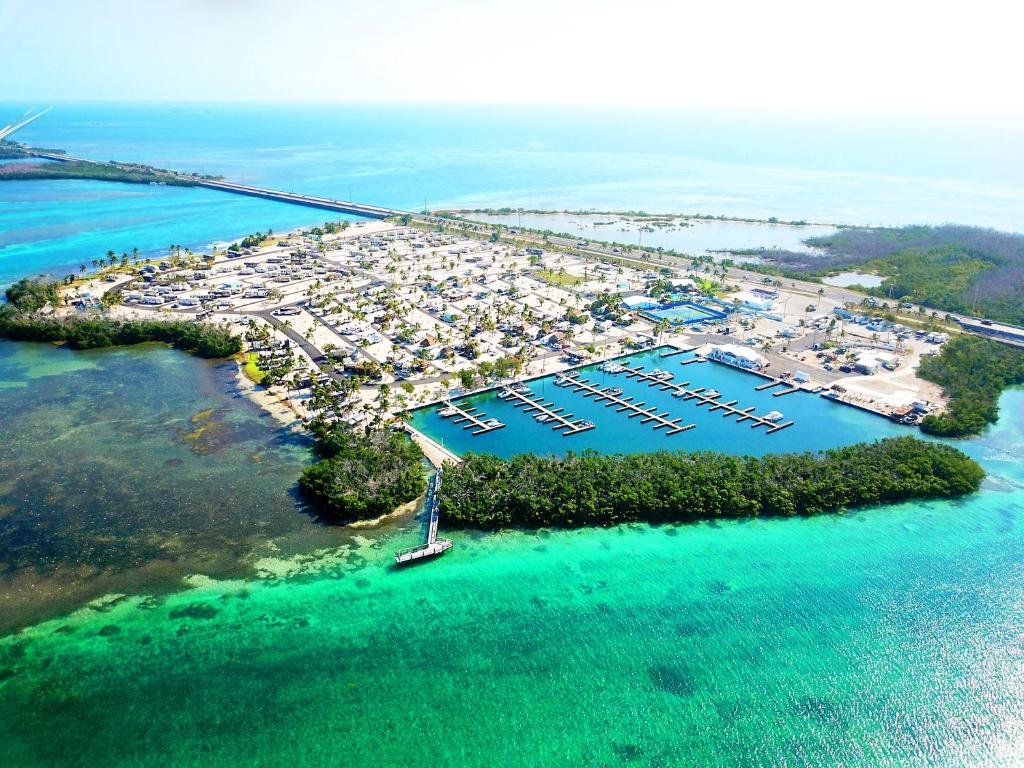 una vista aérea de una isla en el océano en Sunshine Key RV Resort & Marina en Big Pine Key
