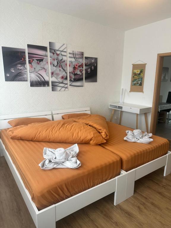 ein Bett mit zwei Handtüchern darauf in einem Schlafzimmer in der Unterkunft Käthe-Kollwitz-Straße 54, F2 in Altenburg